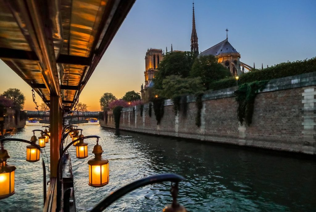 Notre-Dame vue depuis le pont du Calife à la tombée de la nuit