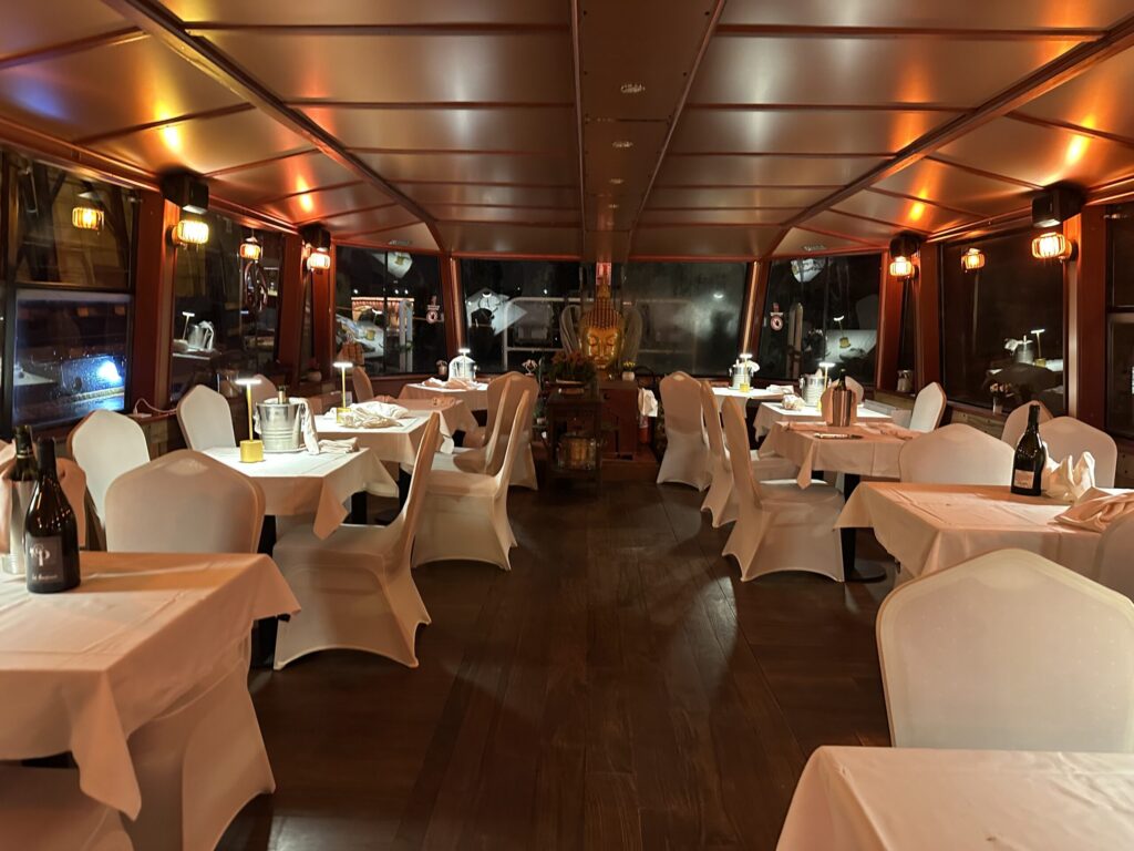 Le salon de L'Estello dressé pour le dîner