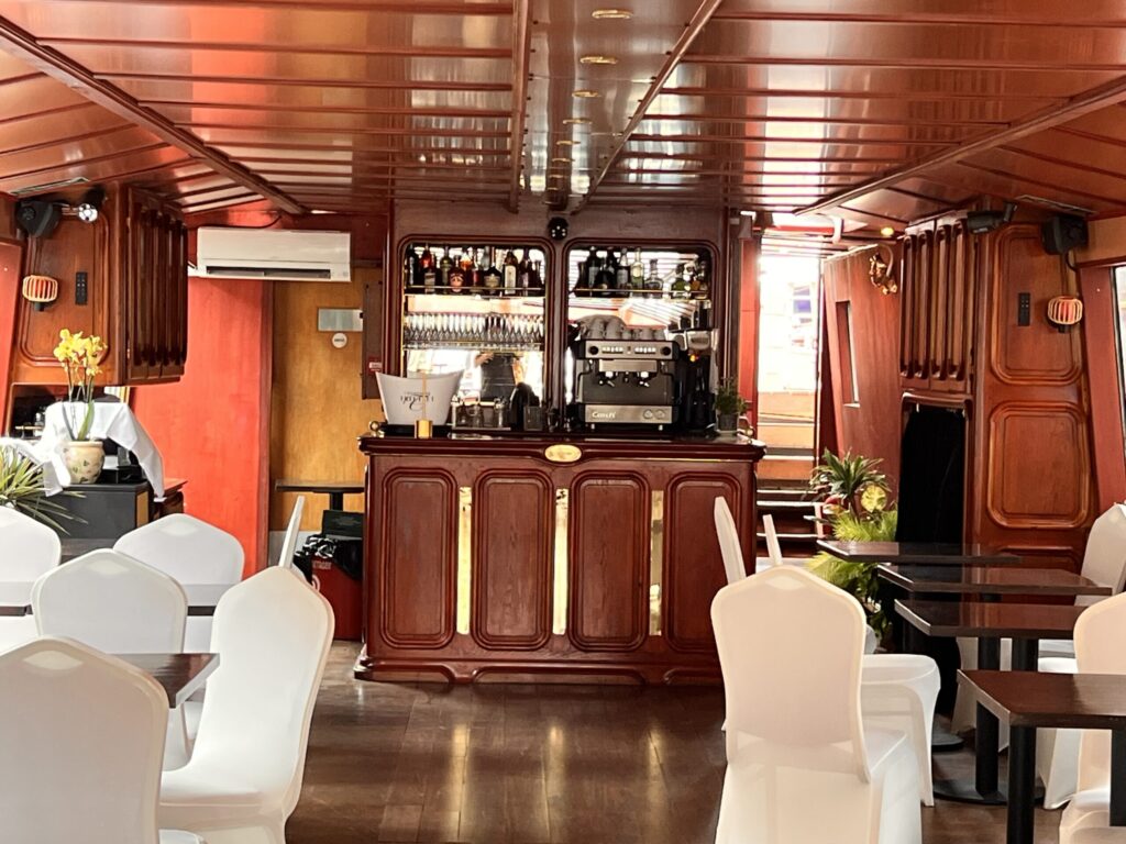 Le bar en bois de L'Estello