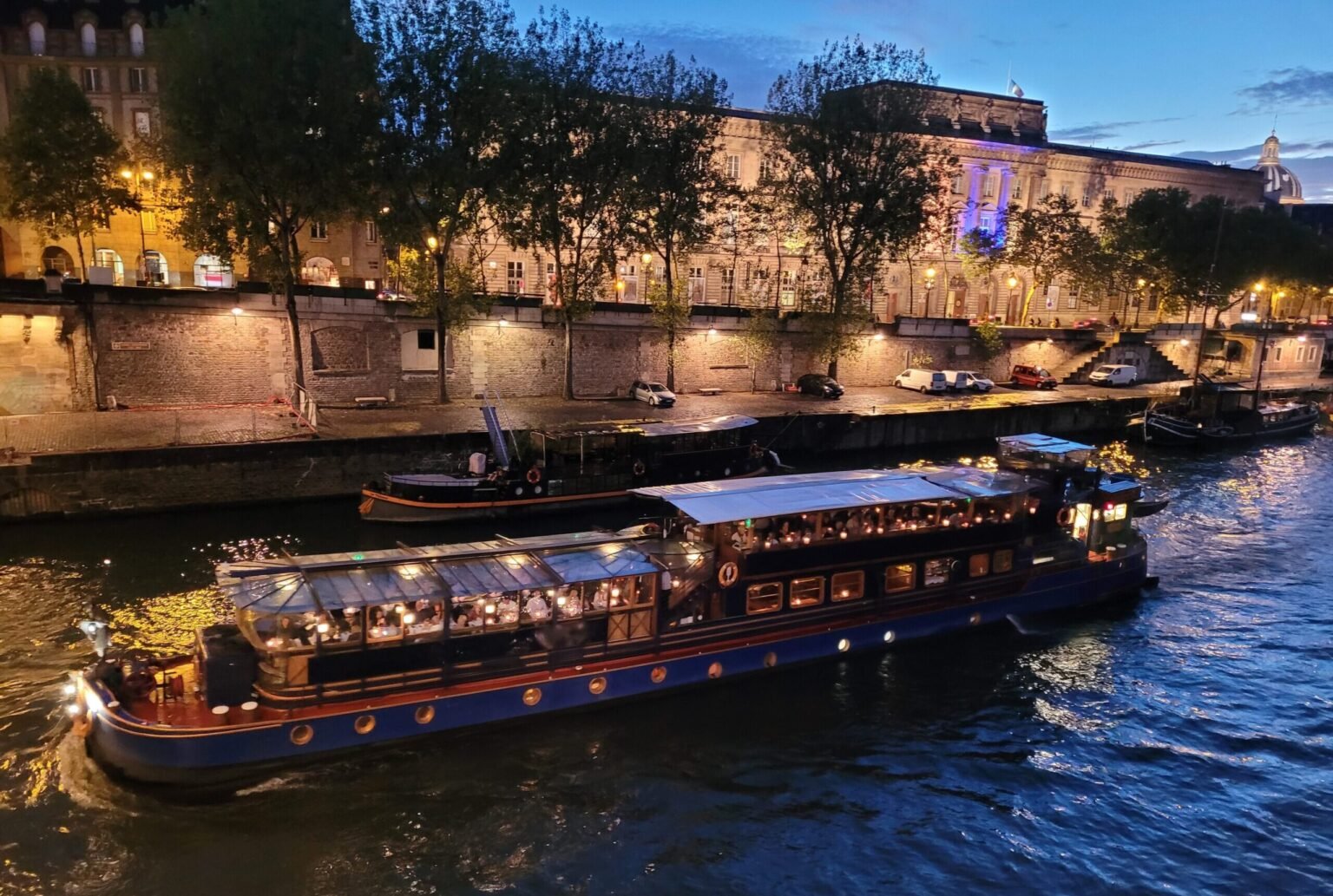 Le Calife illuminé naviguant de nuit sur la Seine