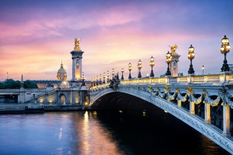Le pont Alexandre III et les Invalides au crépuscule