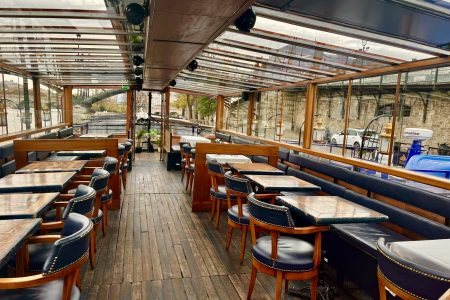 Pont supérieur vitré du Calife, tables dressées