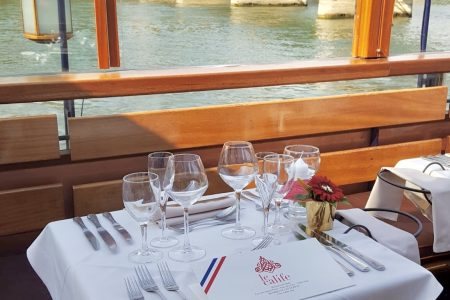Table dressée face à la Seine sur le pont supérieur du Calife