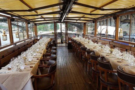 Le pont supérieur du Calife dressé pour un dîner de groupe