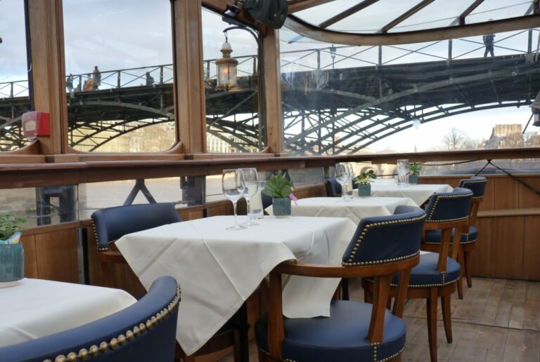 Tables de la véranda face au pont des Arts