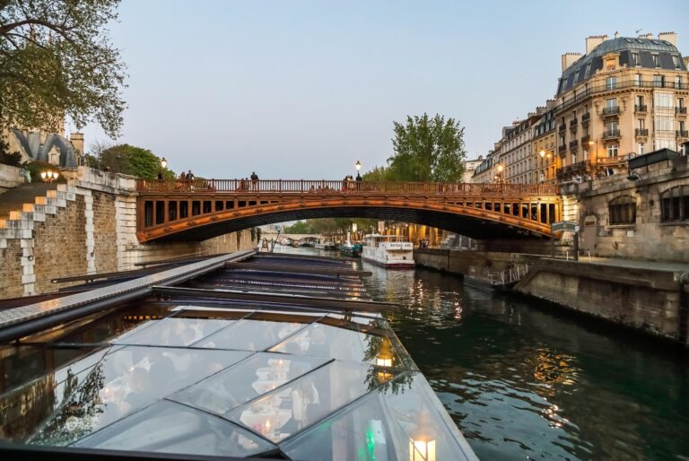 Un pont de Paris vu depuis le toit vitré de la véranda