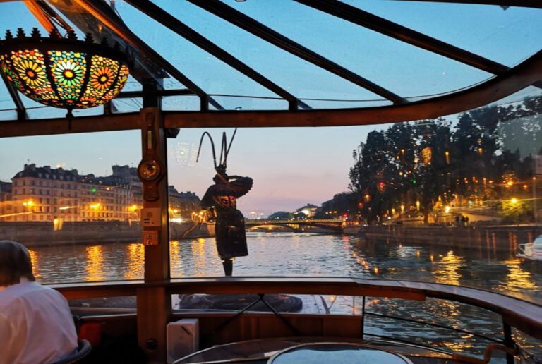 Vue sur les quais illuminés depuis la véranda du Calife