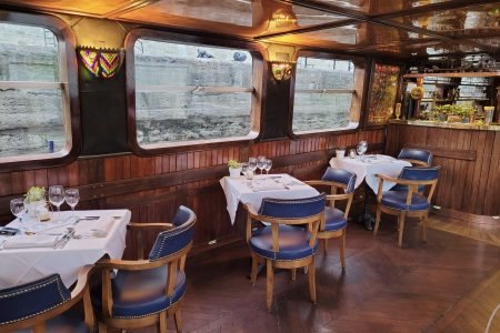 Le salon lounge du Calife et ses grandes fenêtres sur la Seine