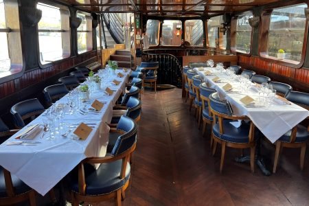 Le salon lounge dressé pour un dîner de groupe