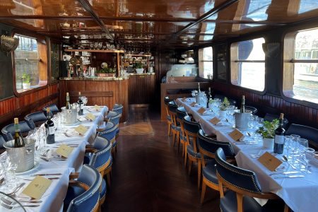Le bar et les tables du salon lounge en bois exotique