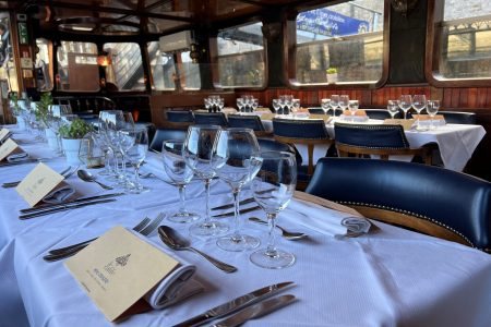 Couverts et verres dressés dans le salon lounge