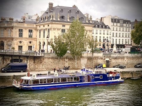 L'Estello naviguant sur la Seine devant les quais