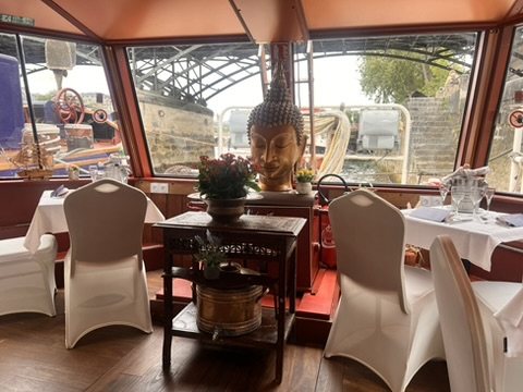 Le salon de L'Estello et ses baies vitrées sur la Seine