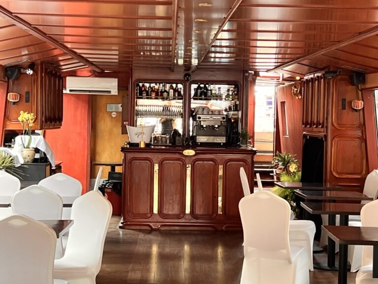 Le bar en bois de L'Estello